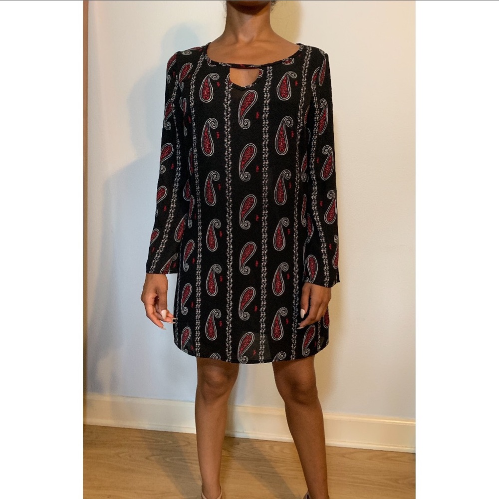 CHAROLETTE RUSSE Long Sleeve Paisley Dress